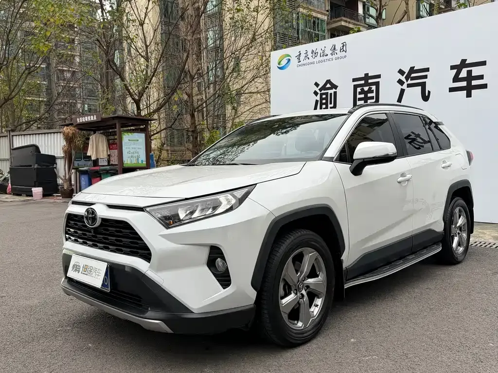 Toyota RAV4 — фото 1