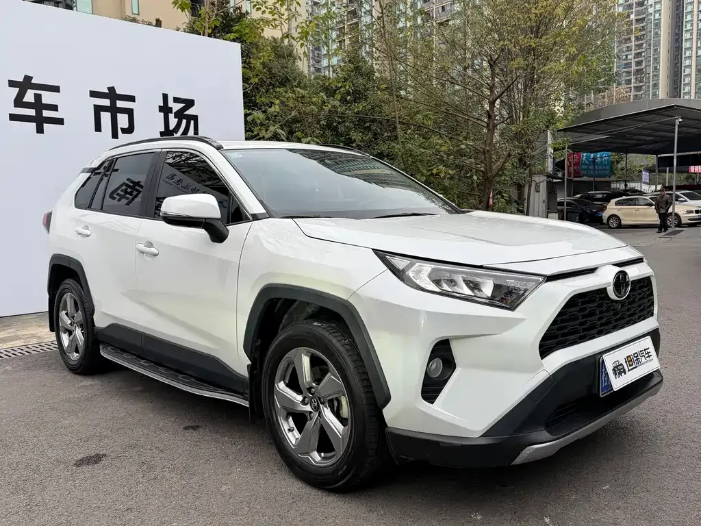 Toyota RAV4 — фото 7
