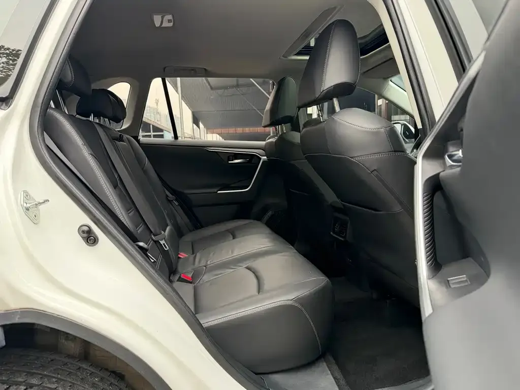Toyota RAV4 — фото 4