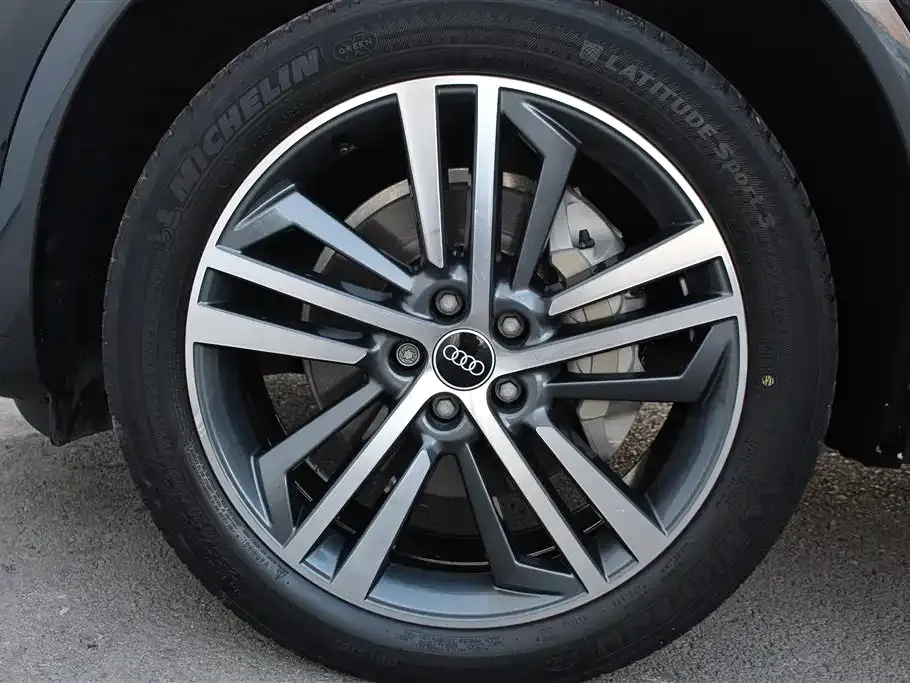 Audi Q5L — фото 10