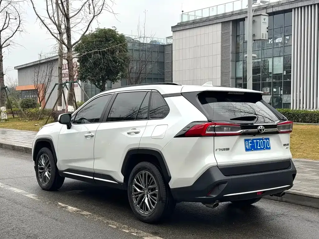 Toyota Wildlander — фото 5