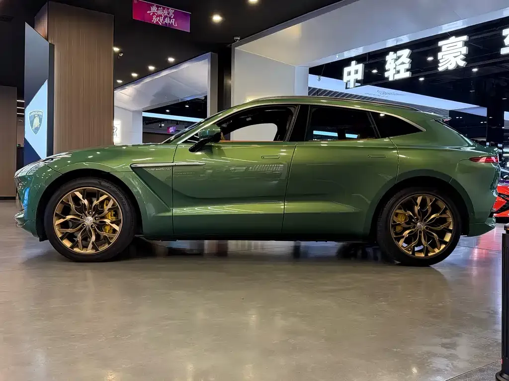 Aston Martin DBX — фото 10
