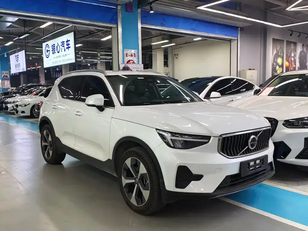 Volvo XC40 — фото 1