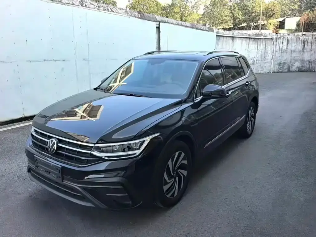 Volkswagen Tiguan L — фото 1