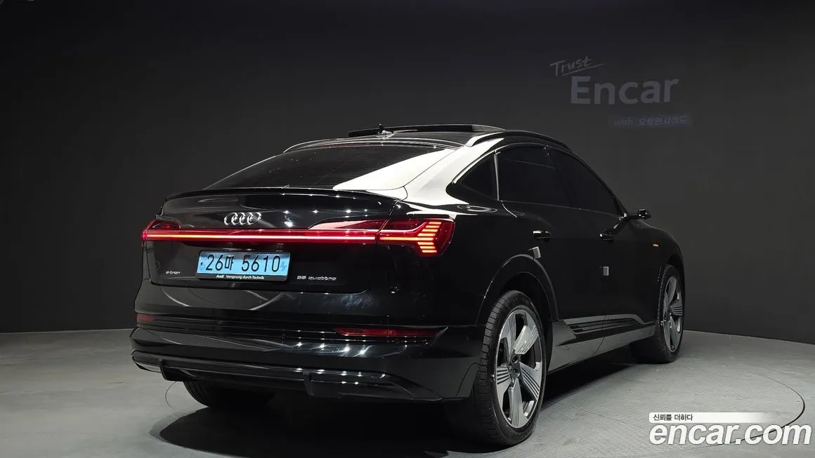 Audi e-tron — фото 10