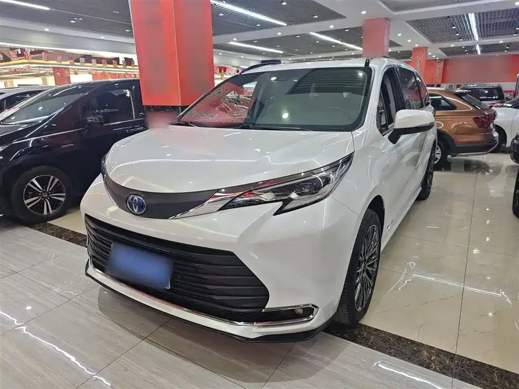 Toyota Sienna — фото 1