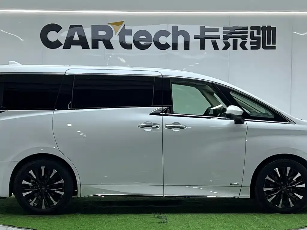 Toyota Vellfire — фото 3