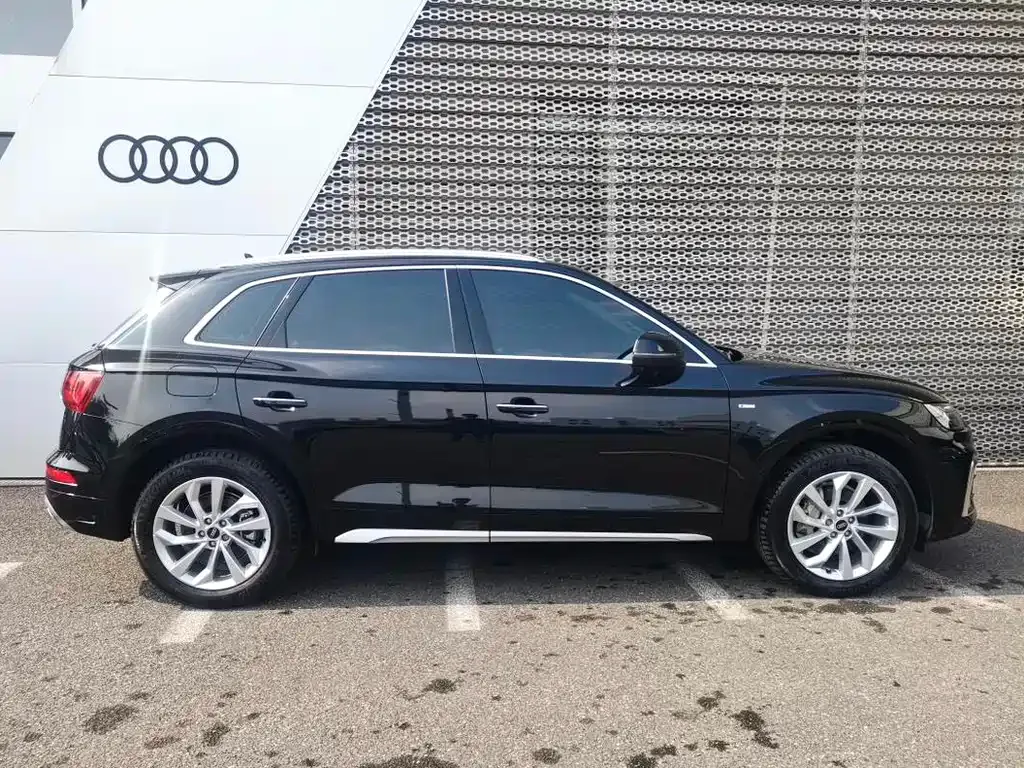 Audi Q5L — фото 10