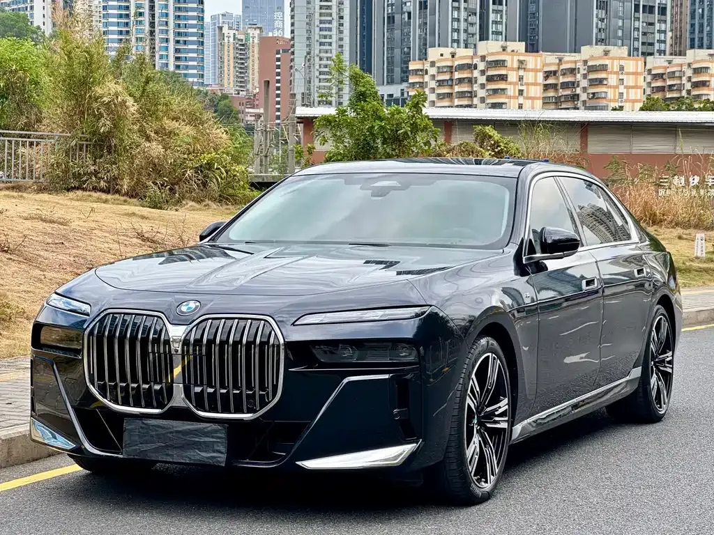 BMW 7 Series — фото 1