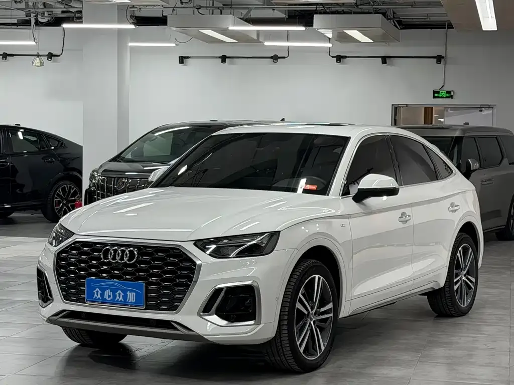 Audi Q5L Sportback — фото 1