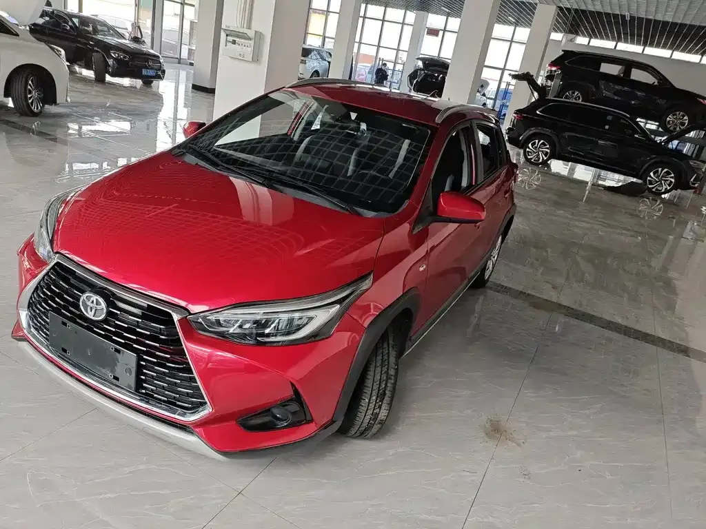 Toyota Yaris L — фото 1