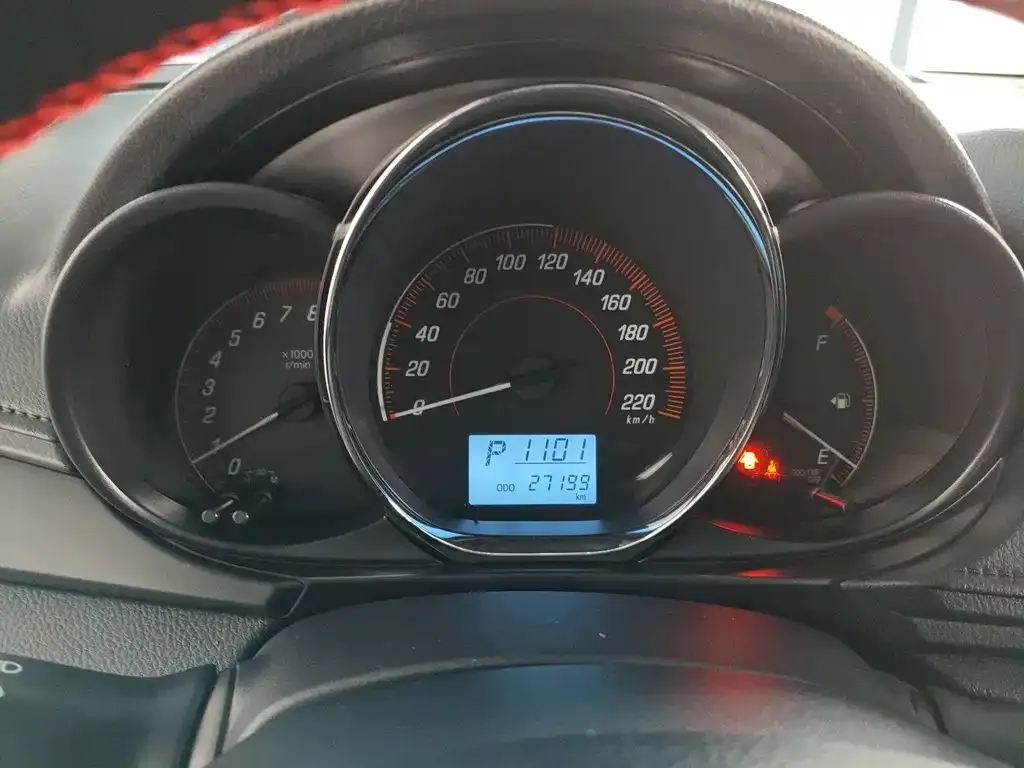 Toyota Yaris L — фото 2