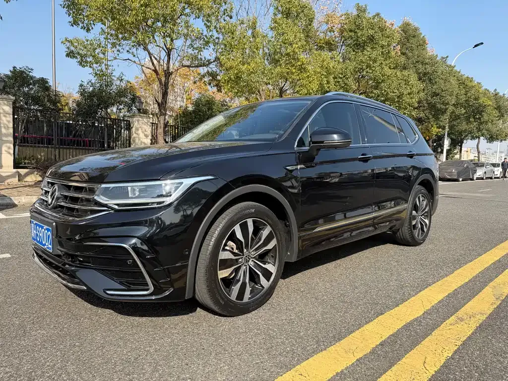 Volkswagen Tiguan L — фото 1