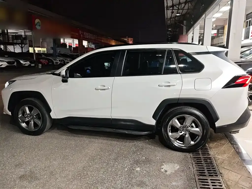 Toyota RAV4 — фото 5
