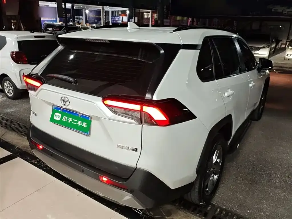 Toyota RAV4 — фото 8