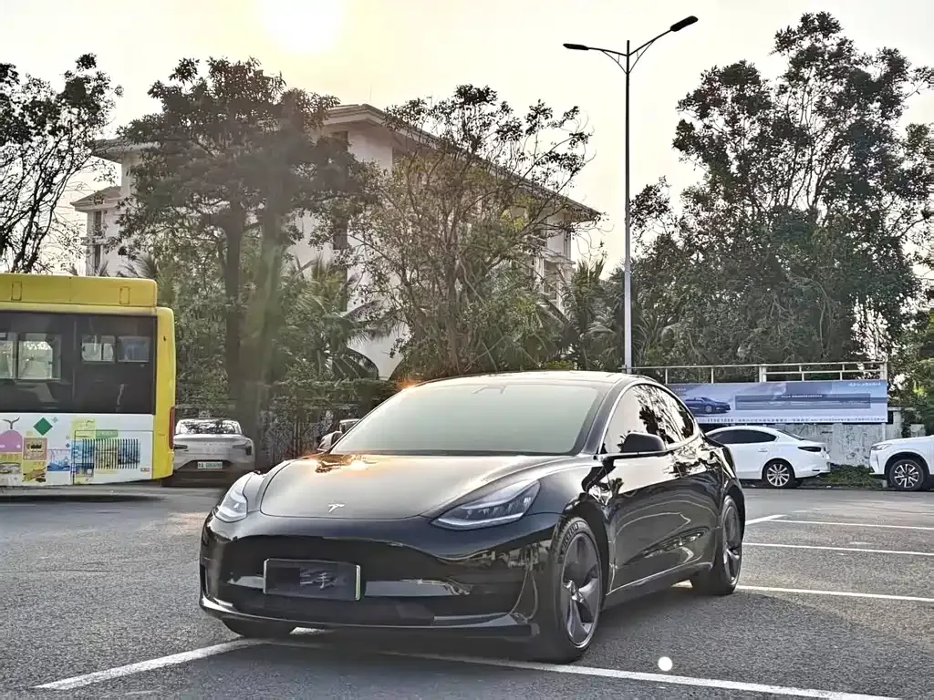 Tesla Model 3 — фото 1