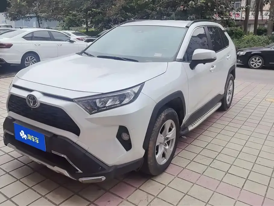 Toyota RAV4 — фото 1