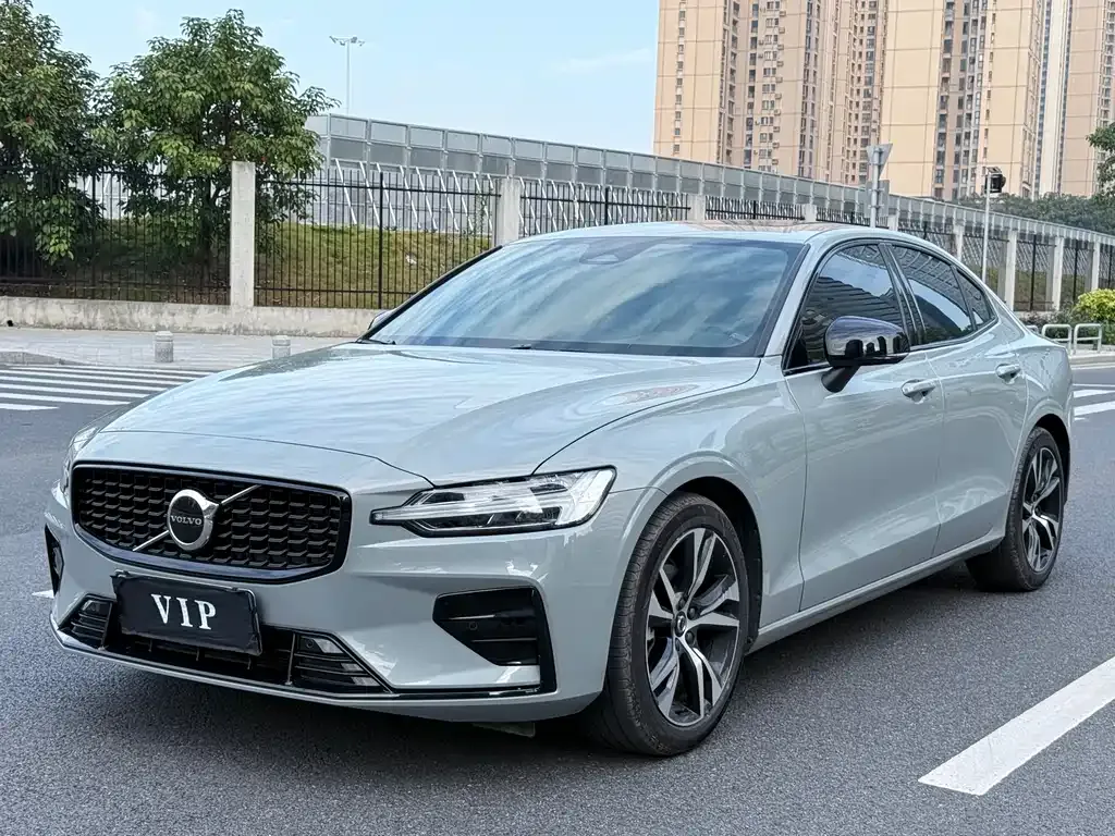 Volvo S60 — фото 1