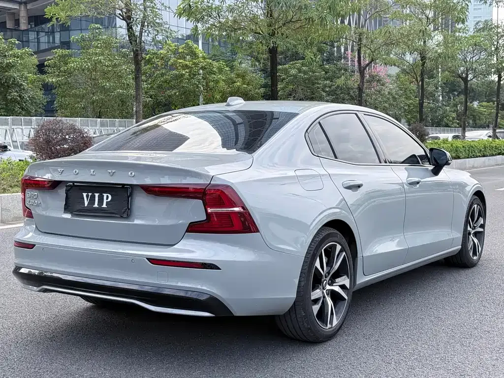 Volvo S60 — фото 10