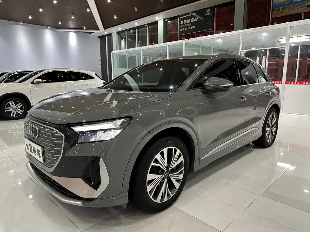 Audi Q4 e-tron — фото 1