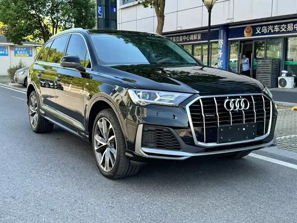 Audi Q7 — фото 1