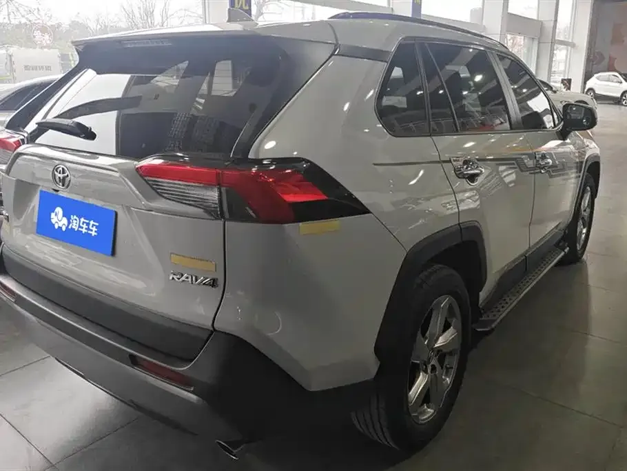 Toyota RAV4 — фото 7