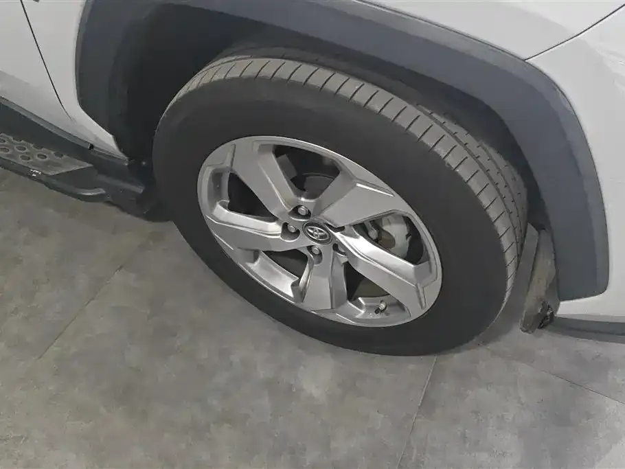 Toyota RAV4 — фото 10