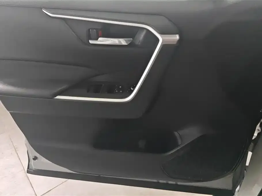 Toyota RAV4 — фото 2