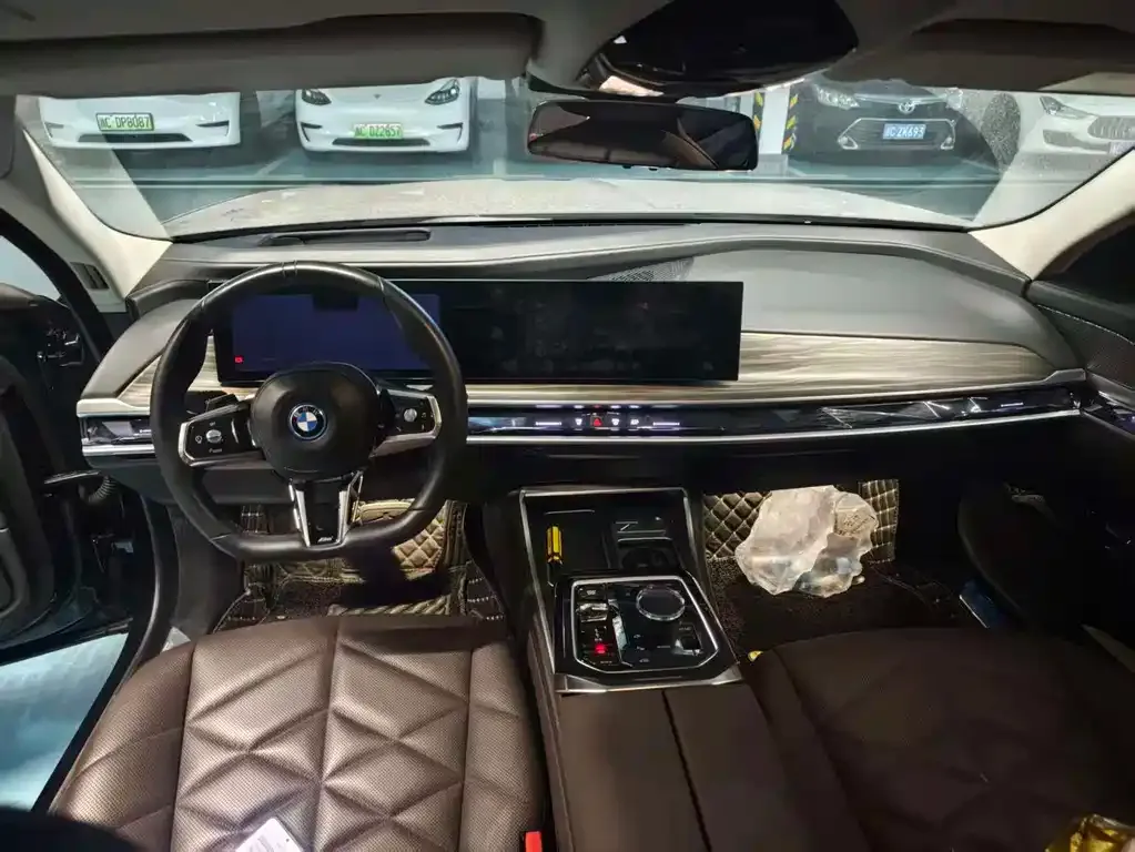 BMW i7 — фото 7