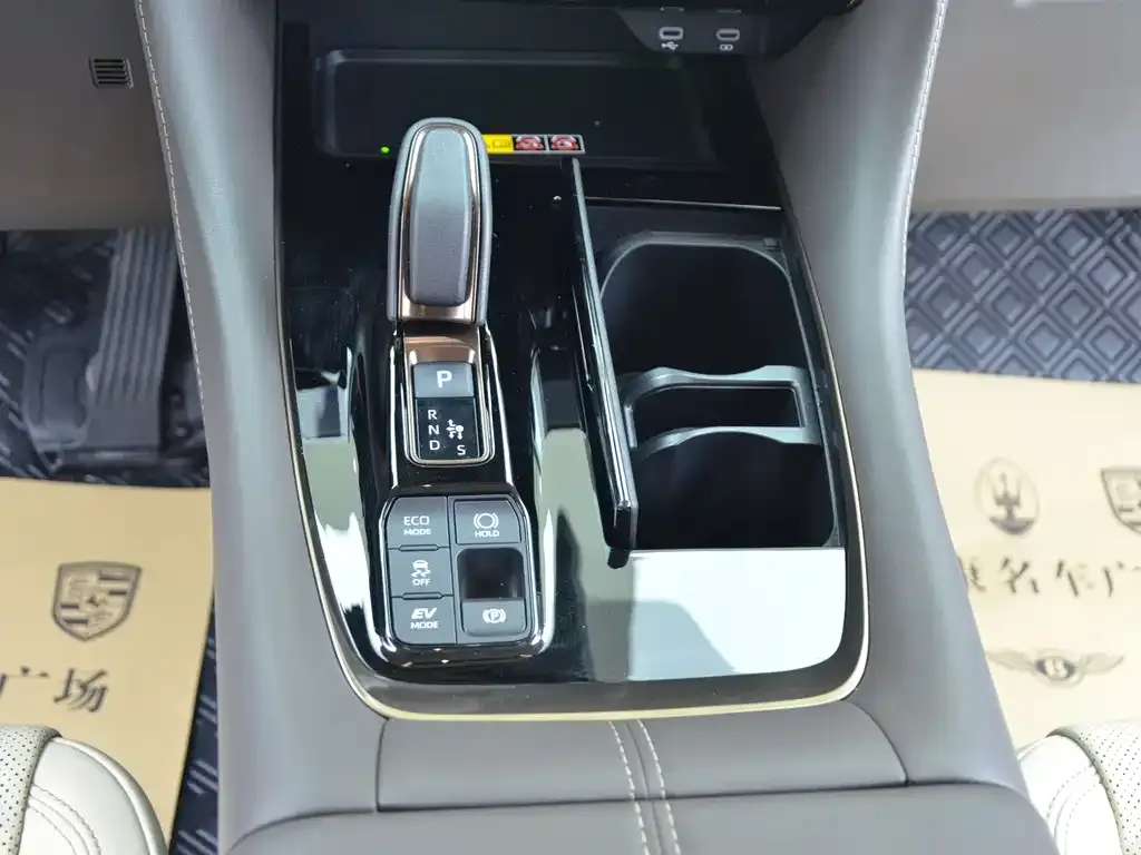 Toyota Alphard — фото 4