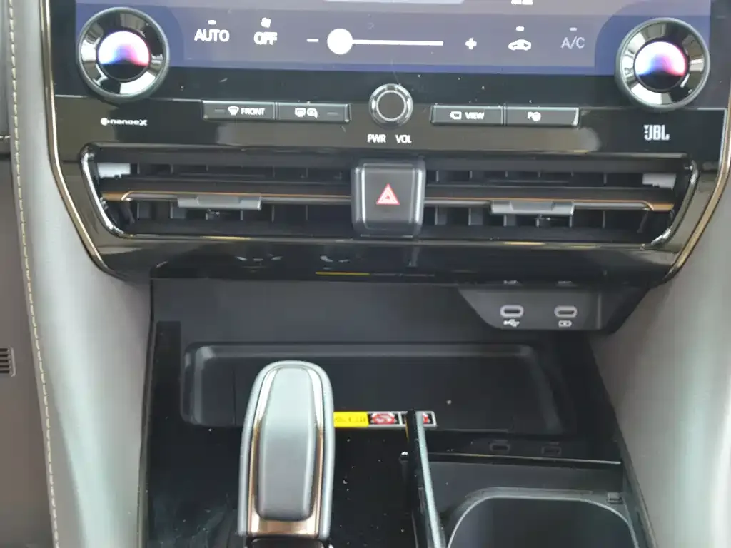 Toyota Alphard — фото 3