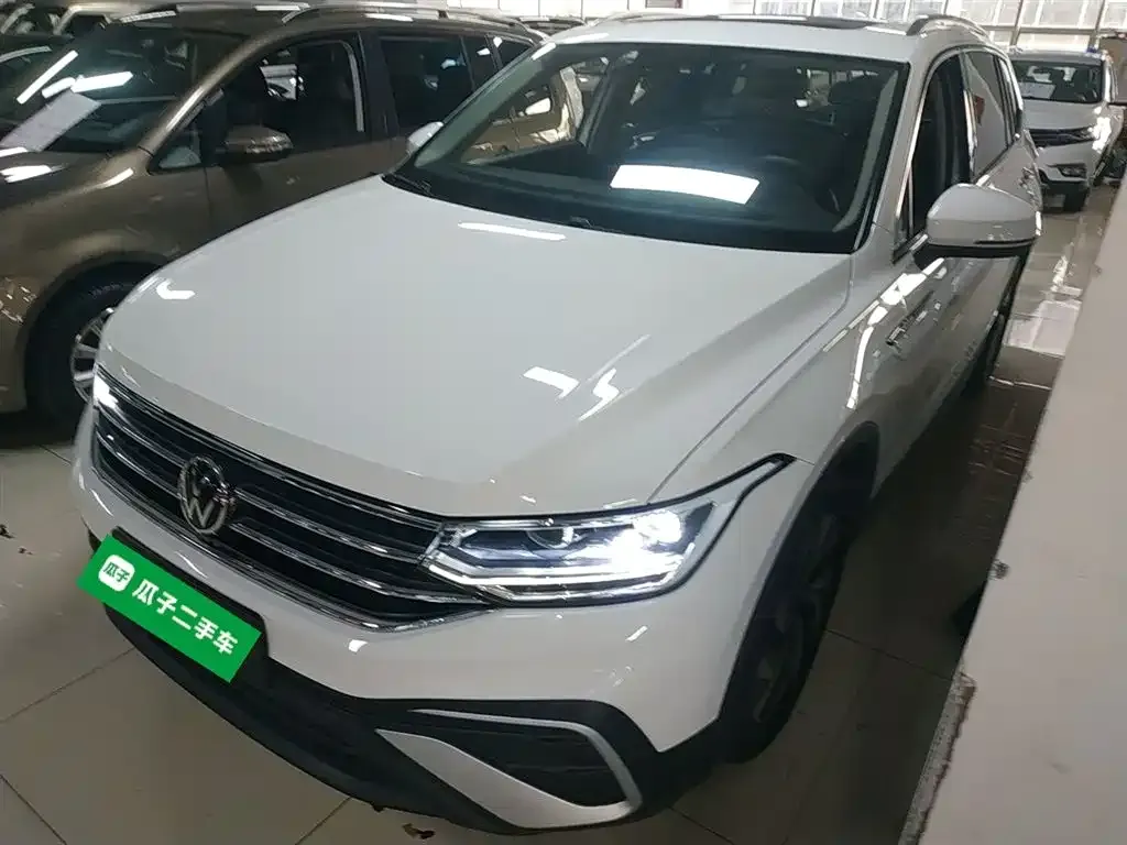 Volkswagen Tiguan L — фото 1