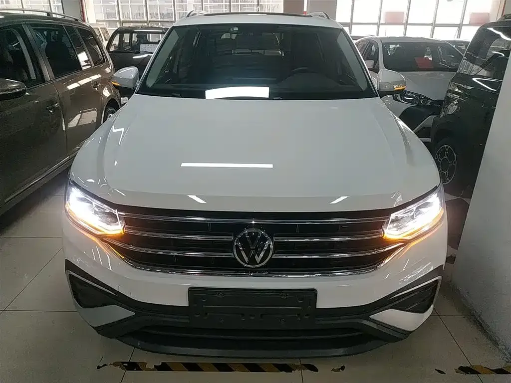 Volkswagen Tiguan L — фото 10