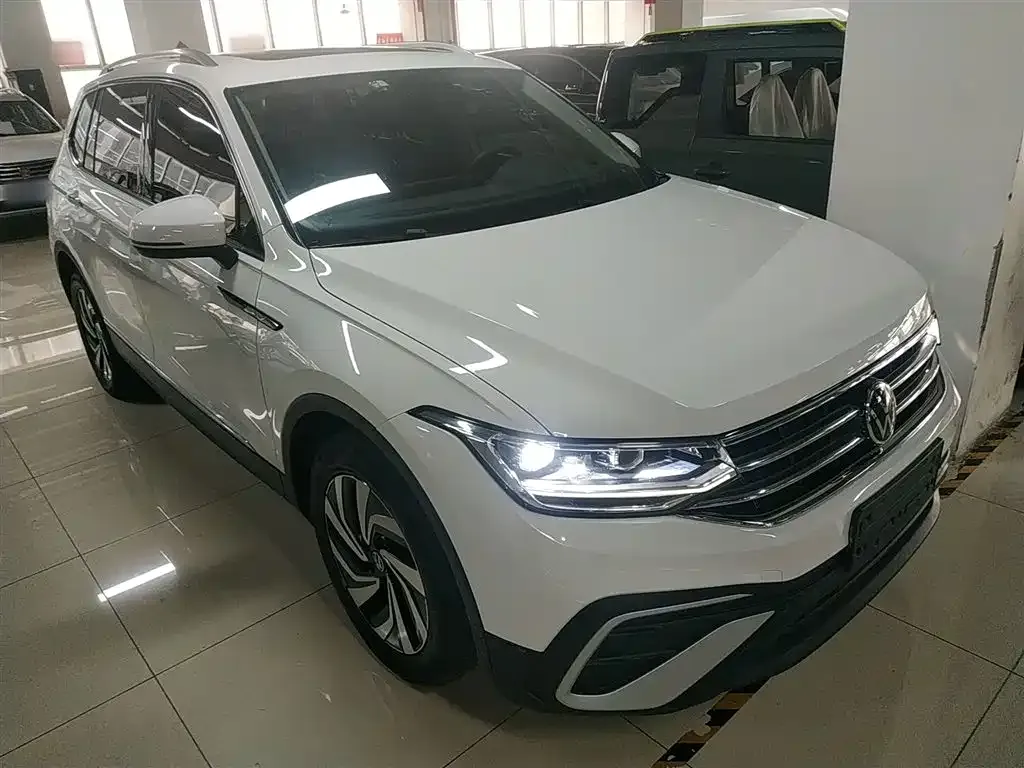 Volkswagen Tiguan L — фото 8