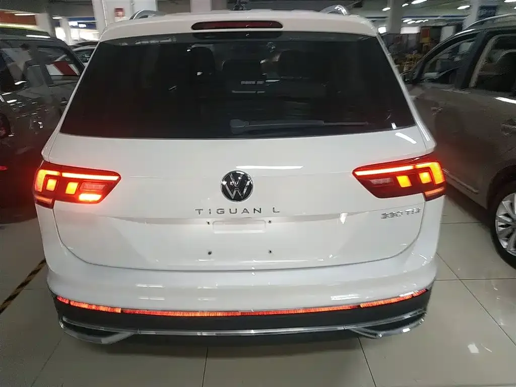 Volkswagen Tiguan L — фото 3