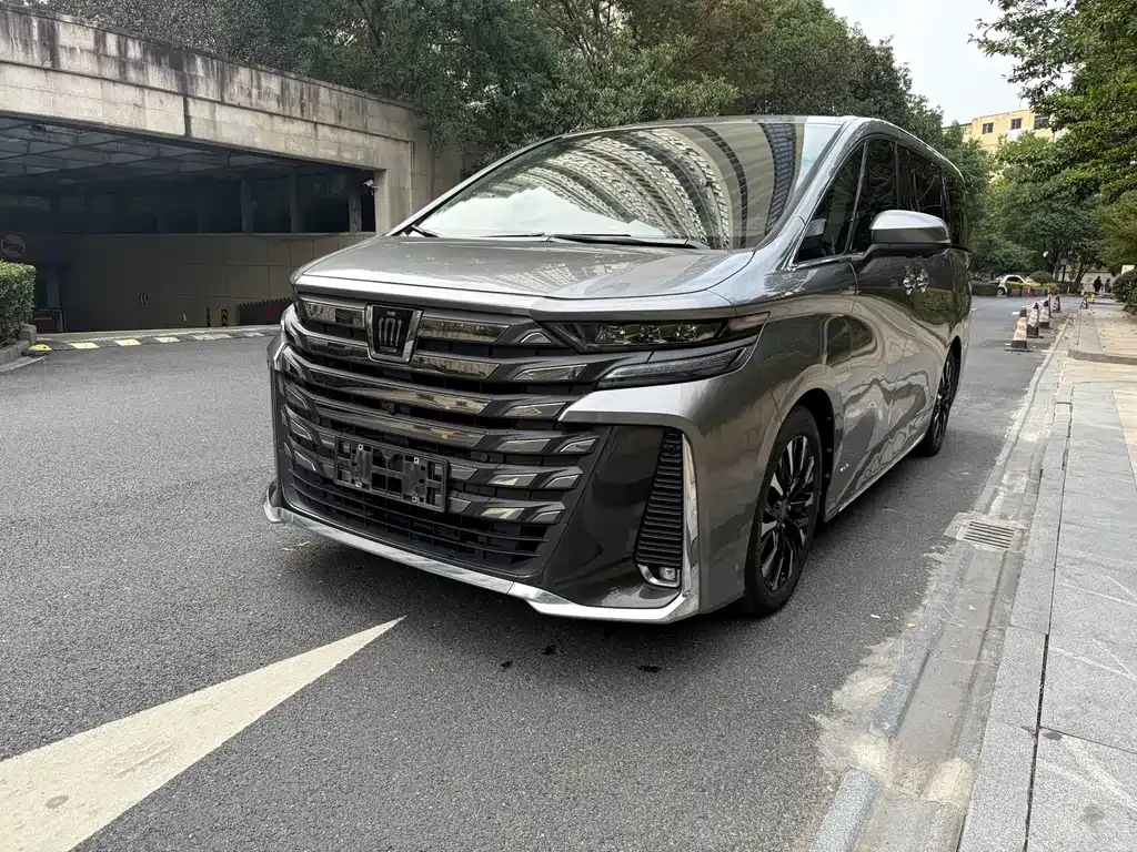 Toyota Vellfire — фото 1
