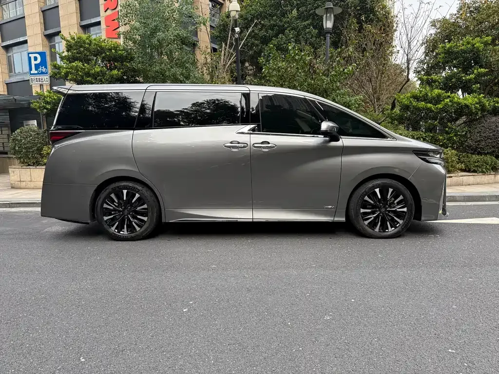 Toyota Vellfire — фото 9