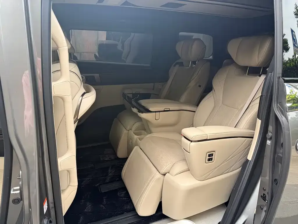 Toyota Vellfire — фото 2