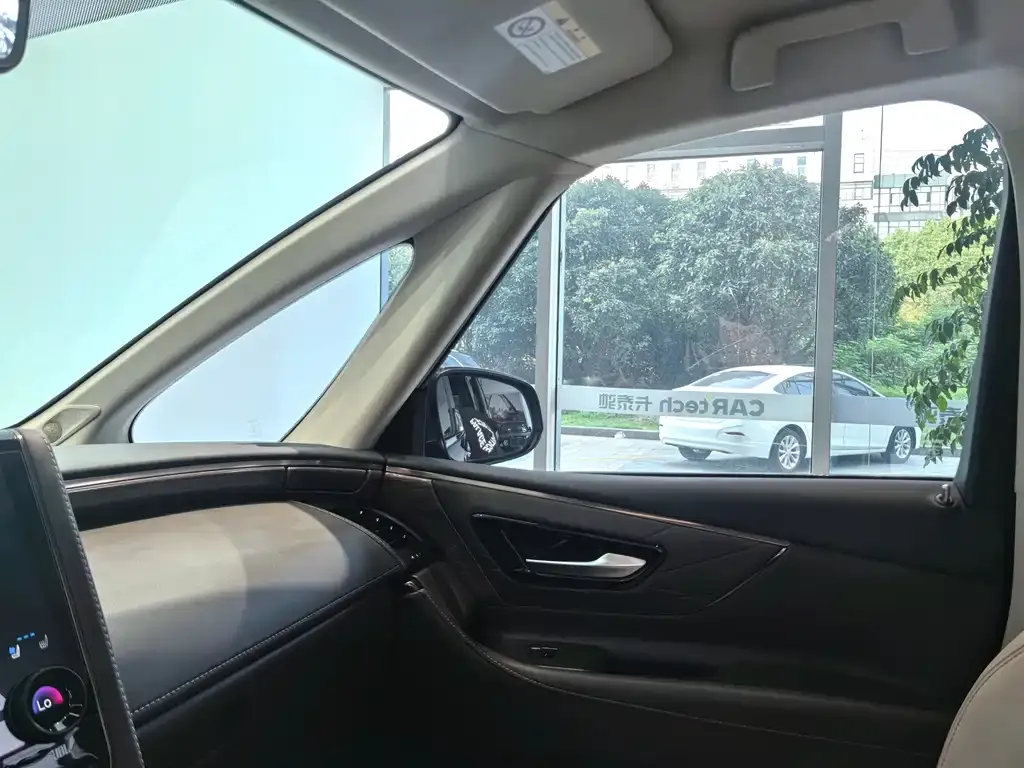 Toyota Alphard — фото 10