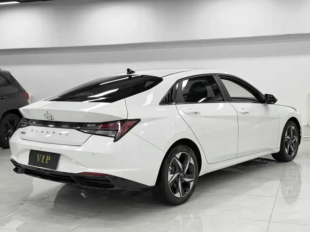 Hyundai Elantra — фото 3
