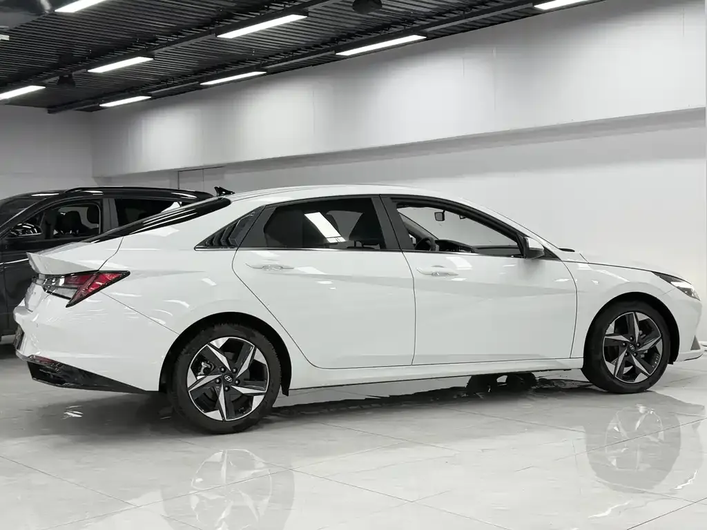 Hyundai Elantra — фото 6