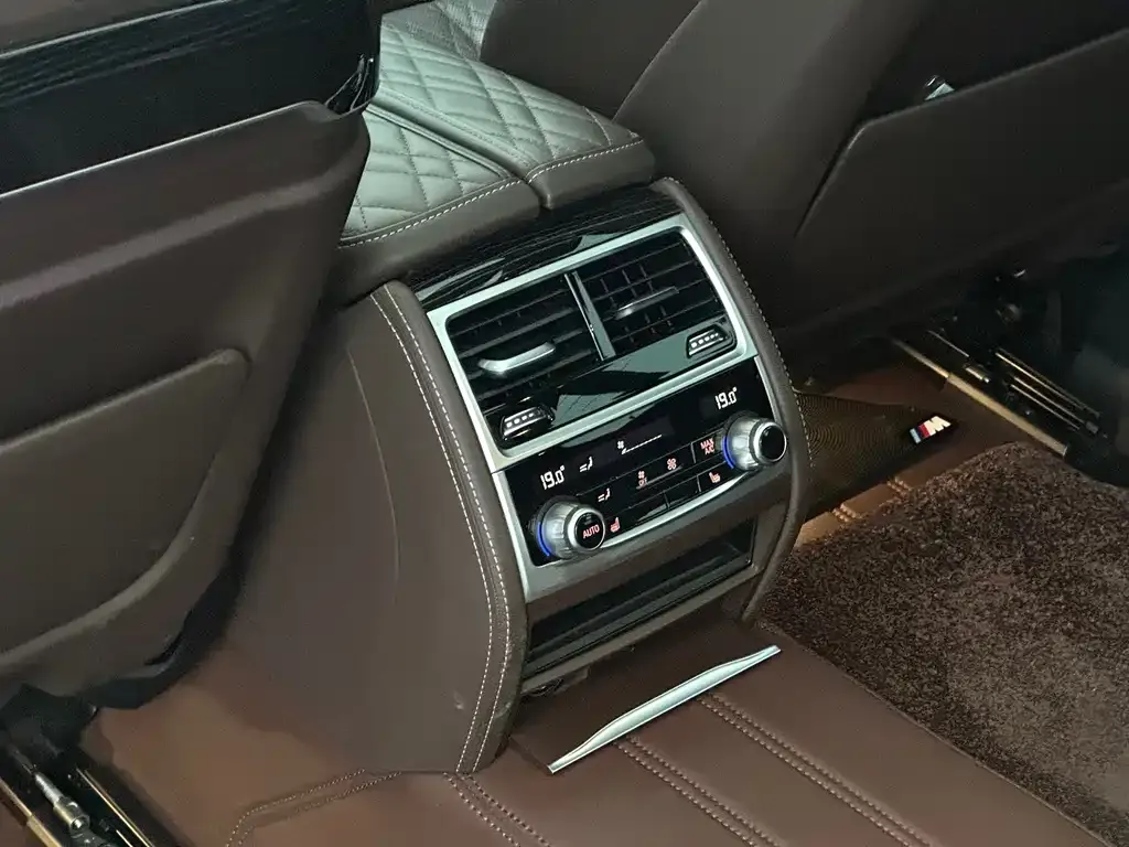 BMW 7 Series — фото 10