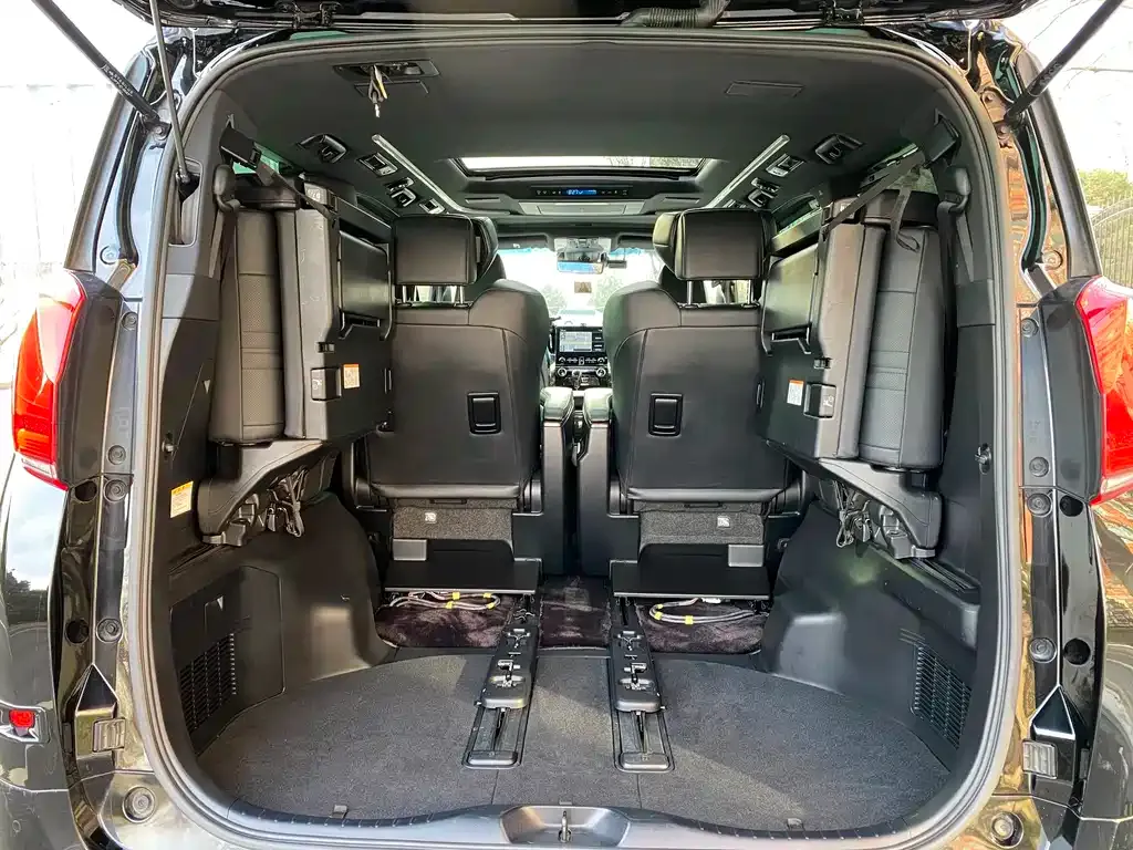 Toyota Alphard — фото 4