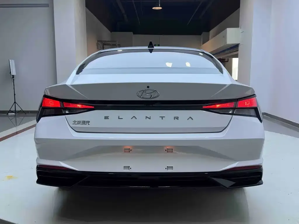 Hyundai Elantra — фото 3