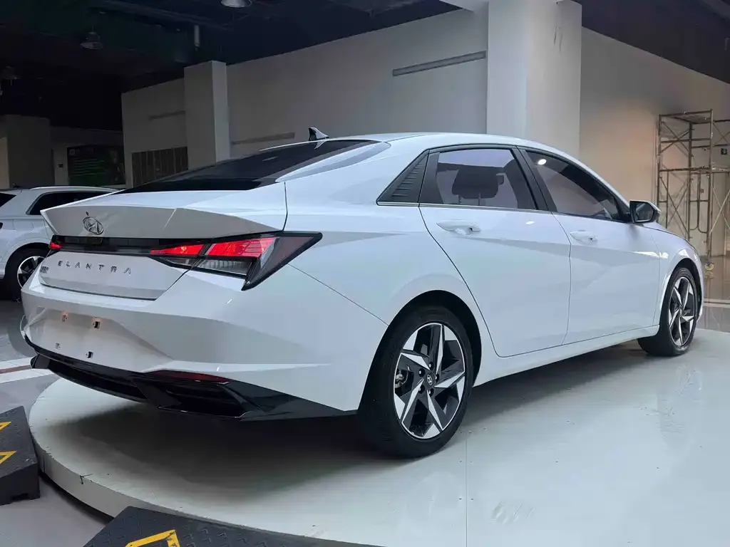 Hyundai Elantra — фото 10