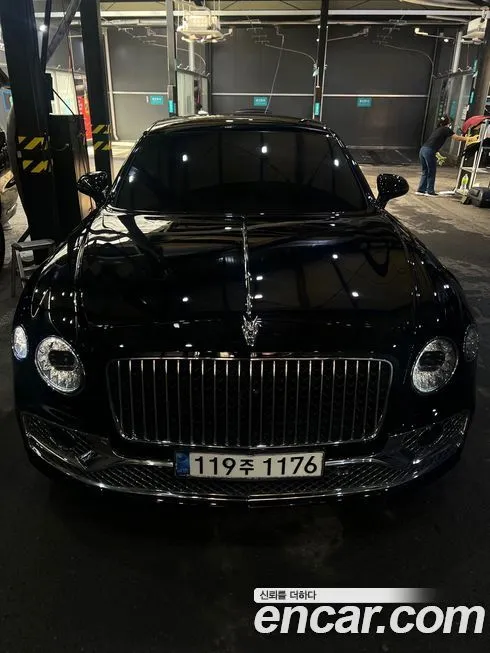 Bentley Flying Spur — фото 1