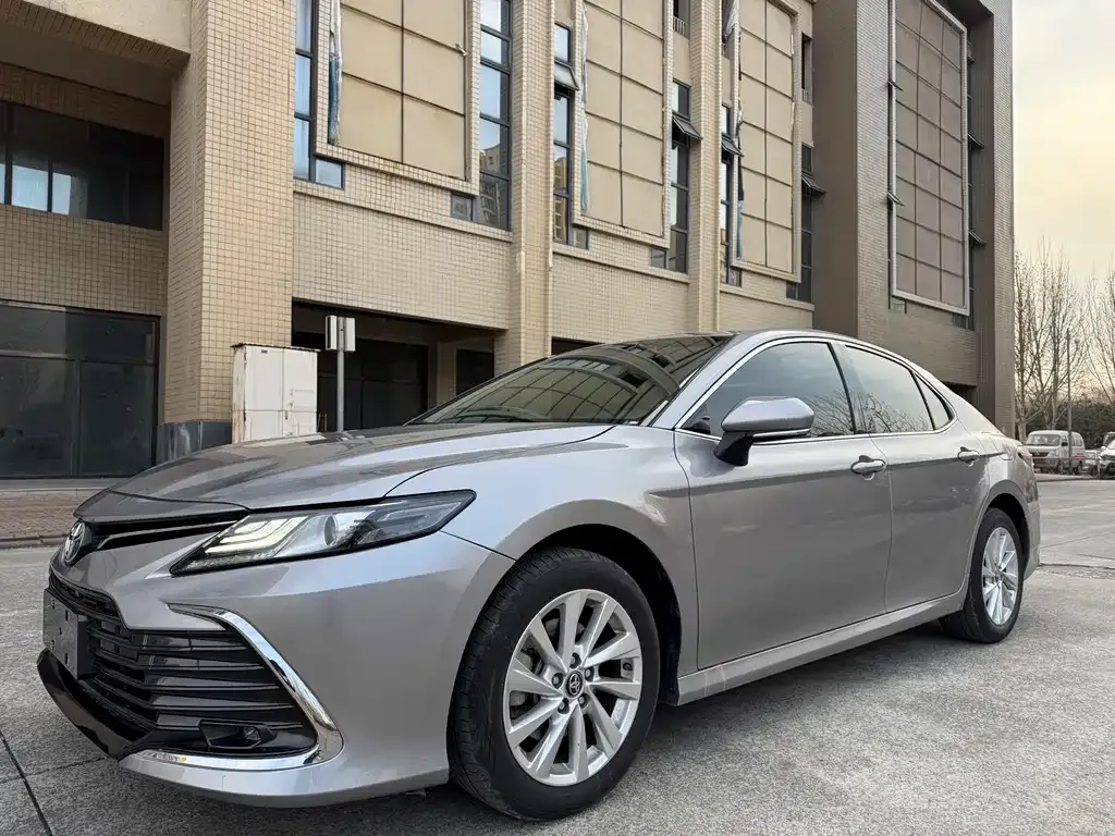 Toyota Camry — фото 1