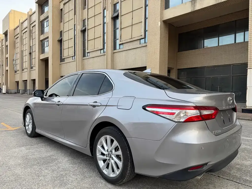 Toyota Camry — фото 4