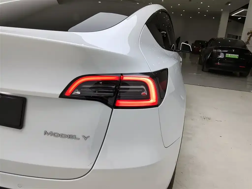 Tesla Model Y — фото 5