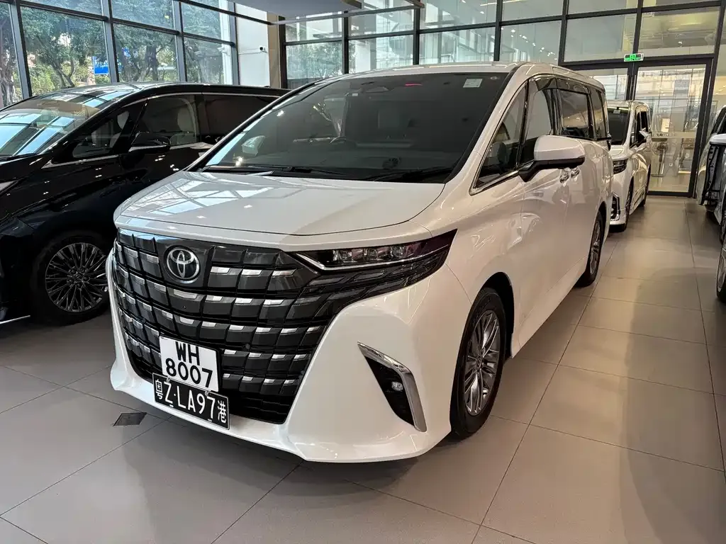 Toyota Alphard — фото 1